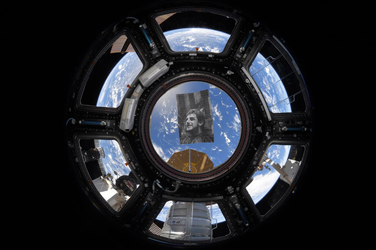 Hague colocó fotografías y objetos importantes en la ventanilla de la estación para retratarlas con la Tierra de fondo. Junto a esta imagen publicada el 8 de mayo escribió: “Honrando a Peter Mayhew (también conocido como Chewbacca) aquí en en la Estación Espacial. Gracias Peter por inspirar a generaciones de exploradores”. El actor de la película La Guerra de las Galaxias había muerto el 30 de abril. También publicó fotos similares con una edición de la revista Time autografiada por el astronauta Michael Collins, la bandera de EEUU en Memorial Day y las fotografías de dos de sus profesores en la 
<a href="https://www.univision.com/noticias/docencia/barack-obama-ninguno-de-los-maestros-eligen-esta-profesion-porque-les-hayan-prometido-un-dia-corto-de-trabajo-o-un-gran-dia-de-pago">Semana de Apreciación a los Maestros. </a>