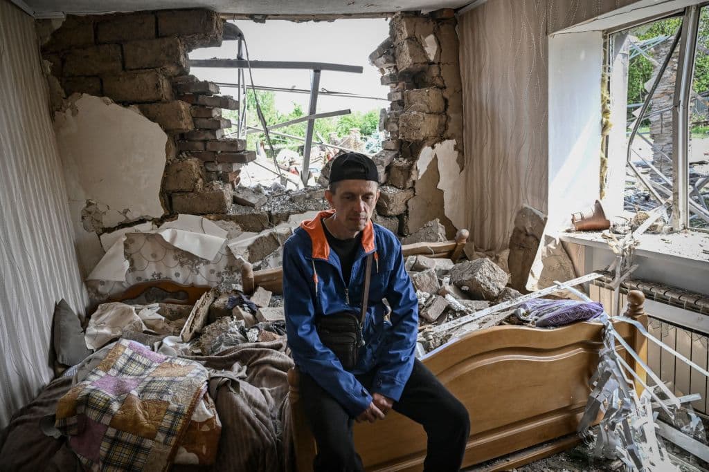 <b>Cambio de estrategia: la ofensiva se concentra en el Donbás</b>
<br>
<br>A finales de marzo Rusia anunció que sus objetivos en la primera fase de la guerra en Ucrania estaban cumplidos y que reduciría "radicalmente" su actividad militar cerca de Kiev, Chernígov y otras zonas más occidentales y centrales del país, 
<a href="https://www.univision.com/shows/noticiero-univision/rusia-advierte-que-la-guerra-contra-ucrania-continuara-y-que-su-nuevo-objetivo-es-controlar-la-region-del-donbas-video">para concentrarse en el Donbás</a>. Aunque inicialmente se mantuvieron ataques en esas otras áreas, gradualmente el frente se ha ido concentrando cada vez más en Donetsk y Luhans, donde también operan milicias prorrusas separatistas y apoyadas por el Kremlin. Los ucranianos y sus aliados occidentales vieron una severa derrota rusa y un reconocimiento del fracasó en su intento de conquitar todo el país.