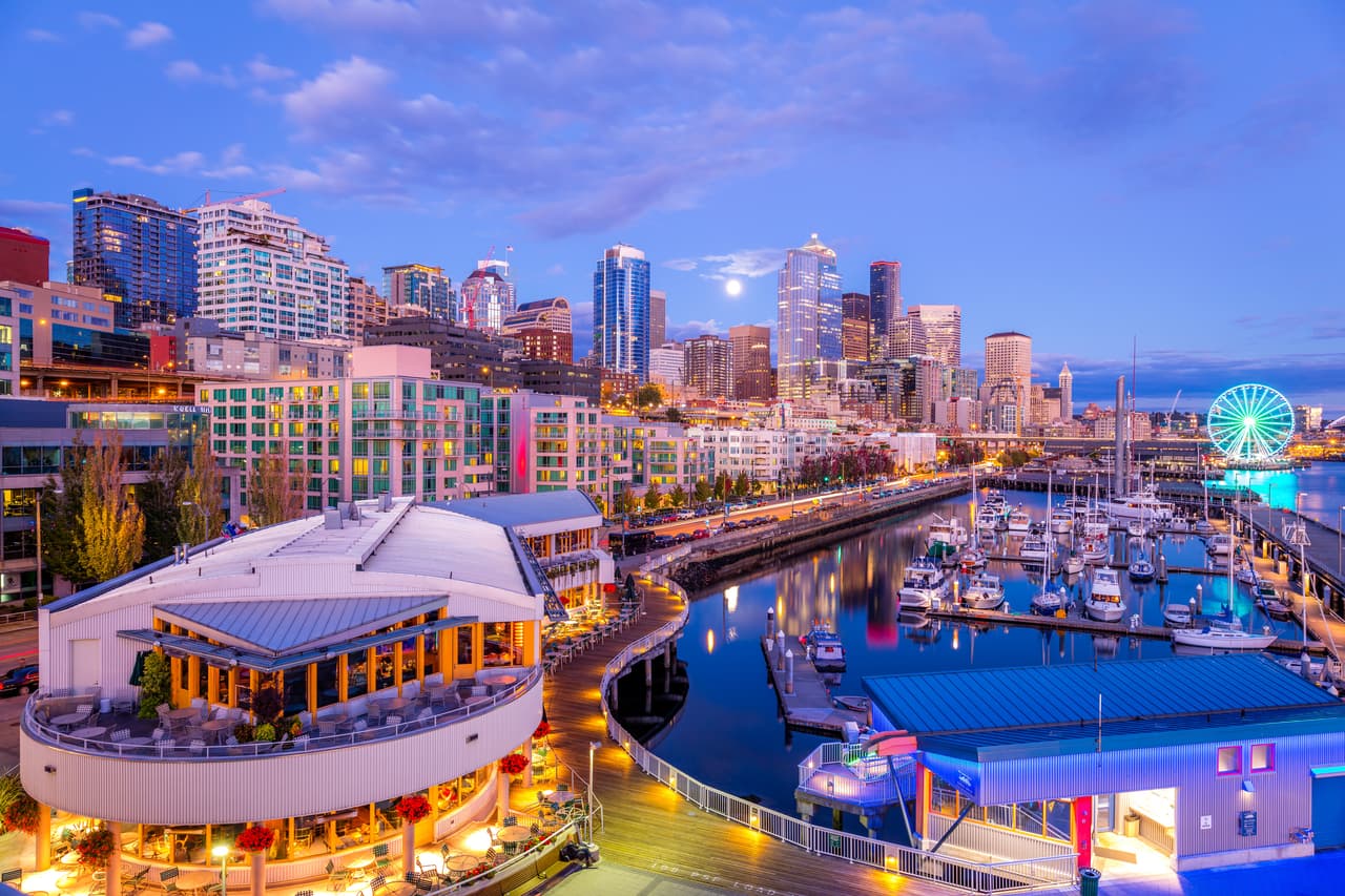 Seattle, Washington es la 17 ciudad más feliz en Estados Unidos.
<br>
<br>Puntaje: 47.54/72.39.
<br>Rango de entretenimiento y recreación: 10/182.
<br>Rango de vida nocturna y fiestas: 14/182.
<br>Rango de costos: 175/182.