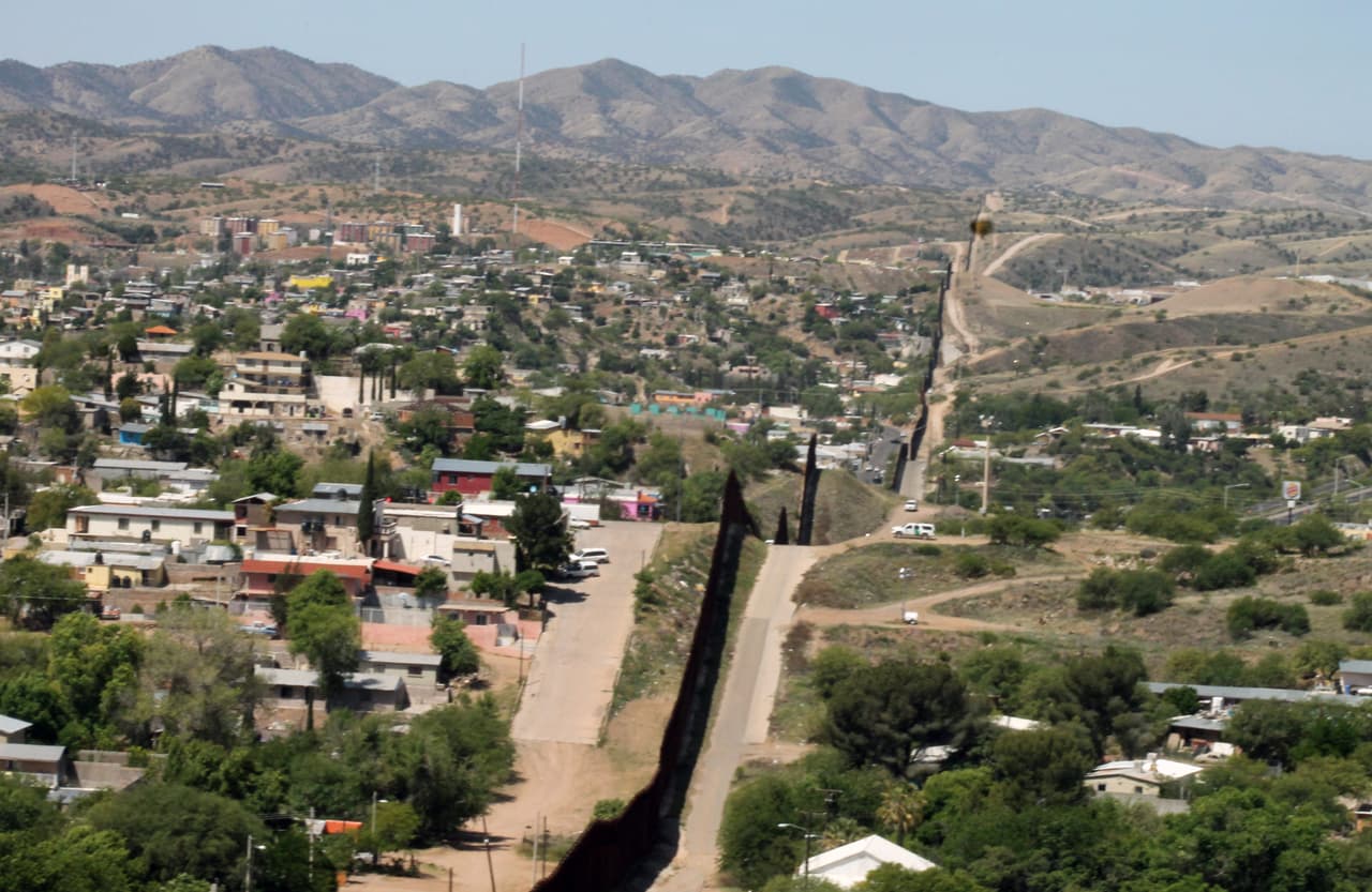 “La crisis fronteriza está fuera de control”:  Arizona demanda al gobierno federal por decisiones de inmigración
