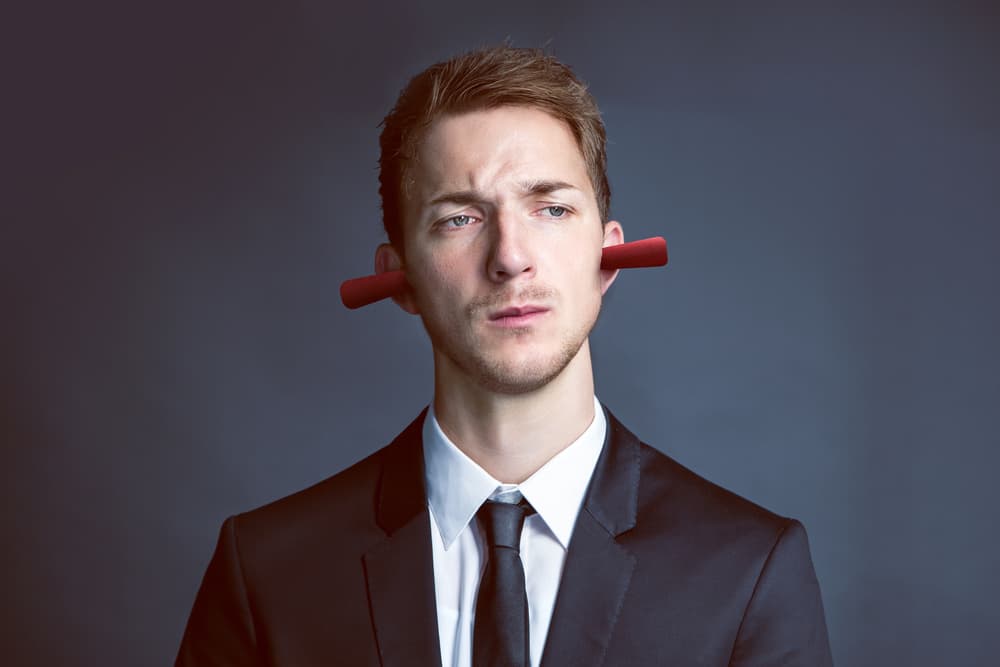 ¿Qué sucede cuando en lugar de esas cualidades positivas manifiesta las negativas? En ese caso se vuelve pesimista y fatalista, avaro y demasiado convencional, rígido, intolerante y siempre se estará quejando o lamentando de todo y por todo. Lo envolverá el 'pesimismo saturniano' que lo ve todo gris, te desalentará y quitará el entusiasmo pues no verá nada bien y pensará que todo va a salir mal.