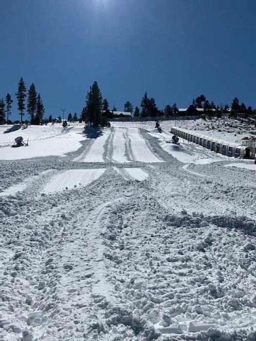 <b>Big Bear Snow Play:</b>
<br>La nieve natural y artificial se combinan para dar una gran base para toboganes de nieve y otras actividades para divertirse con toda la familia durante todo el año. Visita la 
<a href="http://www.bigbearsnowplay.com/" target="_blank">página web</a> para verificar las actividades recreativas disponibles.
<br>
<br>
<b>Dirección</b>: 42825 Big Bear Blvd, Big Bear Lake, CA 92315 a dos horas de distancia de Los Ángeles.