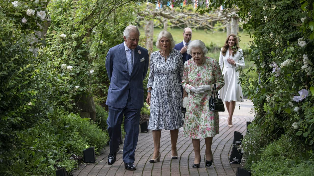La reina hizo publica una declaración este domingo refiriéndose a su deseo de que su hijo Carlos llegue al trono con apoyo de todas las personas que han estado al lado de ella durante los 70 años de su reinado. El anuncio de la Isabel II sorprende, teniendo en cuenta los escándalos en los que ha estado envuelta Camilla Parker y su relación con el príncipe mientras estaba casado con Diana de Gales. 
<b><a href="https://www.univision.com/noticias/mundo/la-reina-isabel-ii-cumple-70-anos-de-reinado-datos">Ver más de esta noticia. </a></b>
