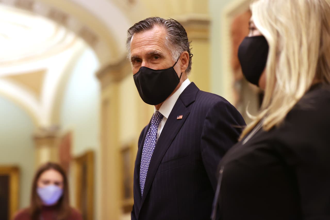El senador 
<b>Mitt Romney </b>dijo a los reporteros que 
<b>no sabía qué tan cerca había estado de los asaltantes ese día mientras caminaba por un pasillo</b>. Dijo que tampoco sabía en ese momento que el policía que lo animó a pasar por un pasillo diferente era 
<b>Eugene Goodman</b>, quien ha sido aclamado como un héroe por sus acciones durante el motín.
