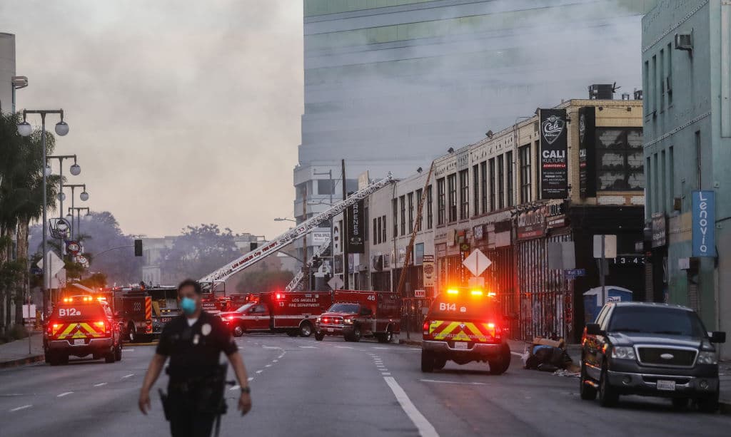 Once bomberos resultaron heridos el sábado en el centro de Los Ángeles, en una explosión en el almacén de una empresa que manufactura aceite de cannabis, informó la agencia AP.
