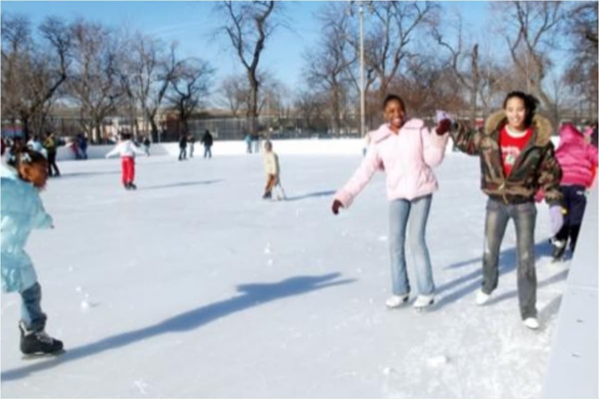 ⛸ 
<b>McKinley Icen Rink</b>
<br>📍2210 W. Pershing Rd.
<br>📆Del 24 de noviembre al 19 de febrero de 2024
<br>📲Patines rentados disponibles en talla 8 hasta 12
<br>✍️(312) 747-5992