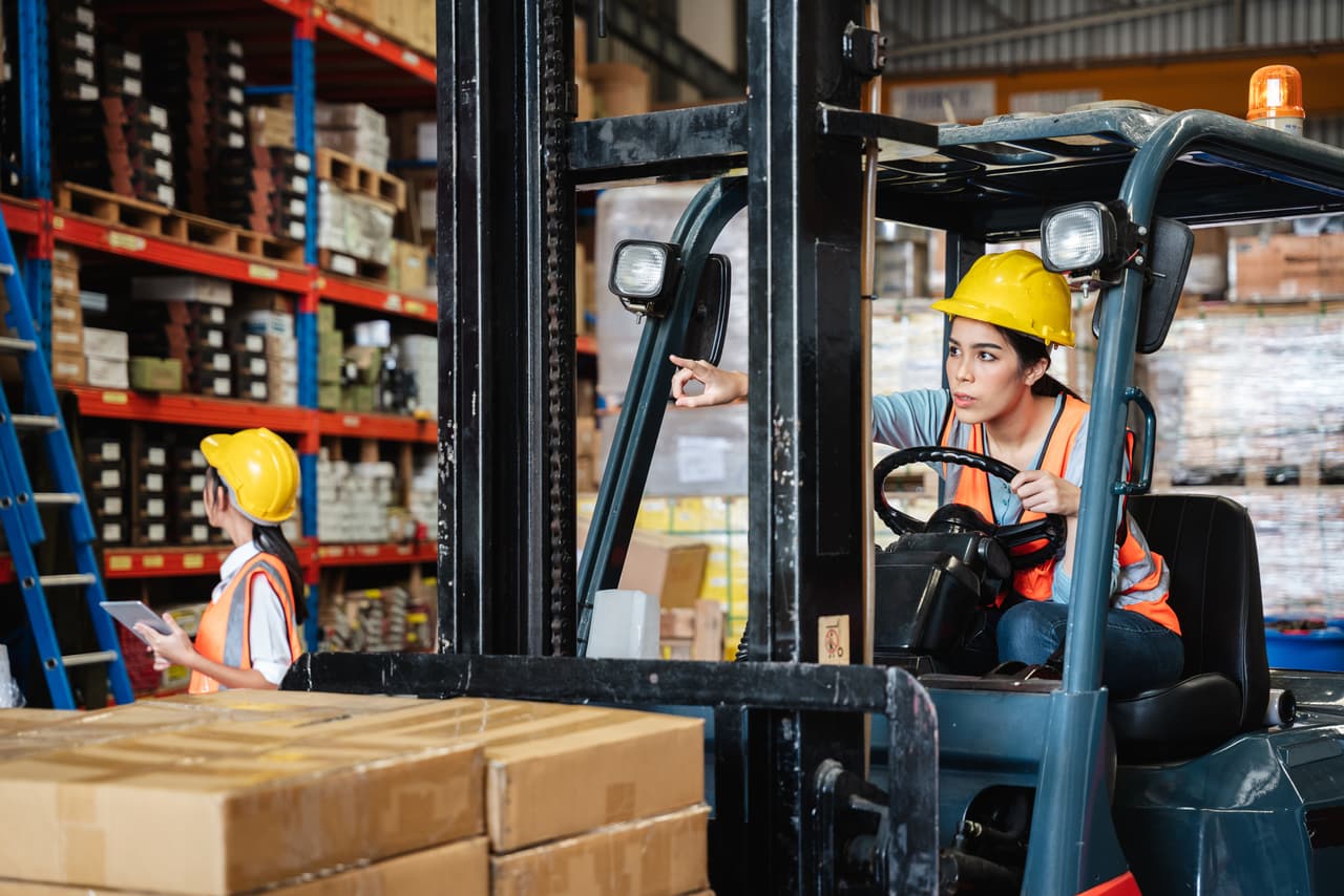 <h2 class="cms-H2-H2">9. Especialista en logística</h2>
<br>
<br>➡️ 
<b>Expectativa de crecimiento en la demanda: </b>27.7%
<br>
<br>➡️ 
<b>Salario promedio:</b> $77,030 por año.
<br>
<br>Los últimos años causaron problemas 
<a href="https://www.univision.com/noticias/estados-unidos/problemas-cadena-de-suministros-buttigieg-eeuu" target="_blank">en la cadena de suministro</a> debido a la pandemia de covid-19, lo que explica por qué las empresas requieren a personas que sepan gestionar y organizar su producción y envío. Las mayores responsabilidades son la capacidad de reaccionar rápido, así como tener una buena coordinación con las vías de transporte y almacén. Algunas compañías no requieren un grado universitario para desempeñar esta labor.
<br>
