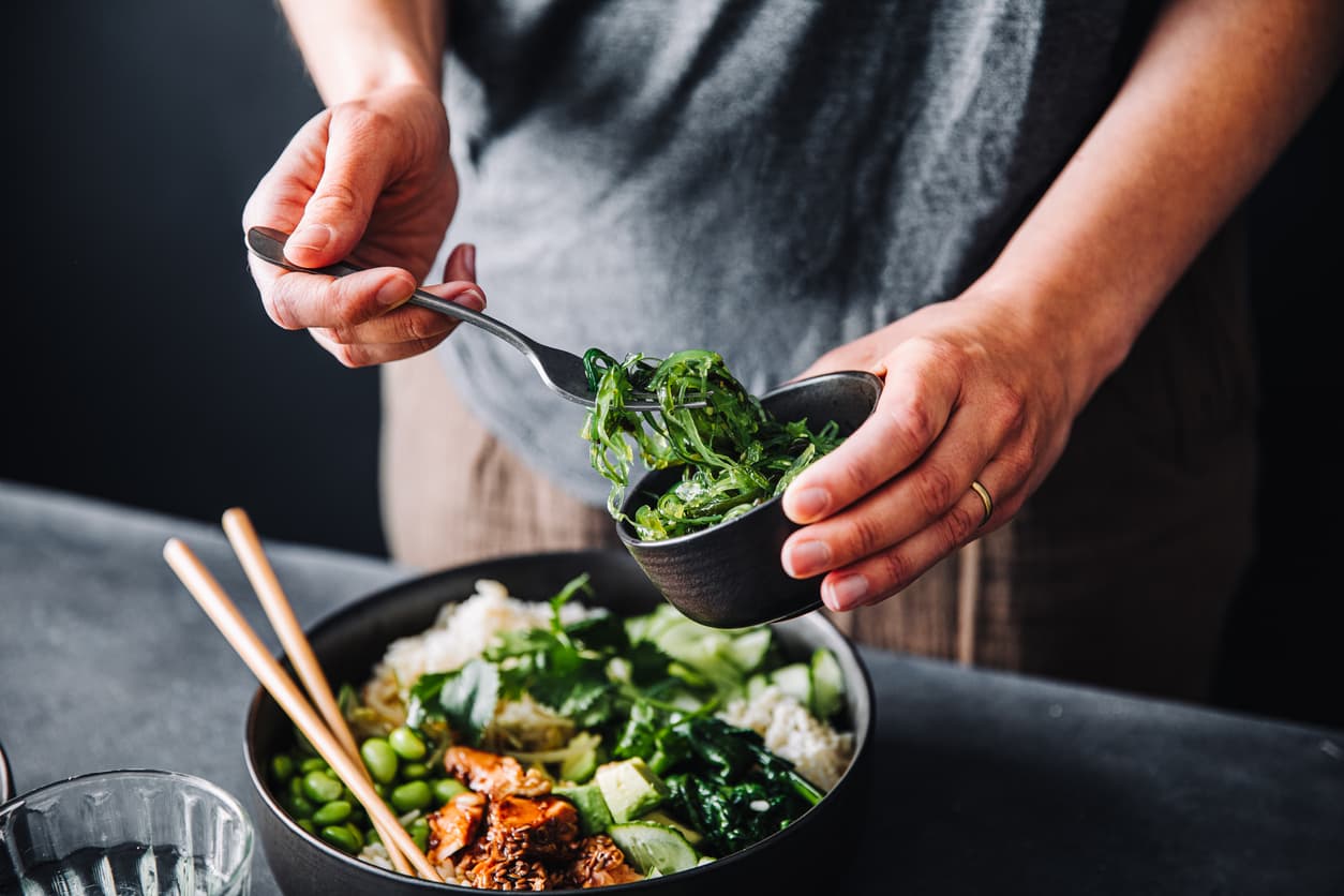 <b>7. Mejora tu alimentación.</b> No alcanzarás el paraíso a base de plátanos y aguacates, pero quizá te sientas mejor si eliges alimentos que promueven la estabilidad del ánimo y favorecen la concentración, como indica un nuevo estudio que ofrece nuevas pruebas del 
<a href="https://www.univision.com/noticias/salud/triste-cambiar-tu-dieta-vinculo">vínculo entre determinadas bacterias del intestino y la depresión</a>.