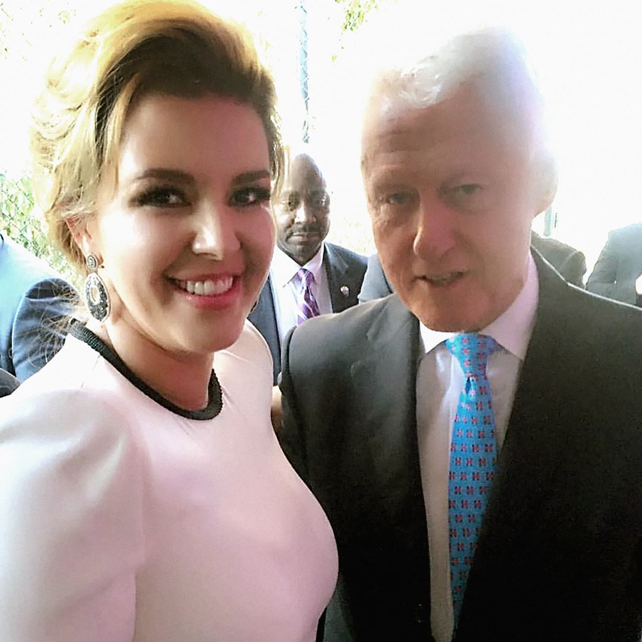 Hace una semana, Alicia Machado 
<a href="https://www.instagram.com/p/BKUiOuxDsXH/">publicó en su cuenta de Instagram</a> esta fotografía con Bill Clinton, acompañada de este texto: “Thanks for your time! Was my honor to meet our former President @billclinton.usa we are with @hillaryclinton 🇺🇸🇻🇪🙏🏻🌹 #democrats2016”, (gracias por su tiempo, fue un honor conocer a nuestro expresidente @billclinton.usa estamos con @Hillaryclinton).