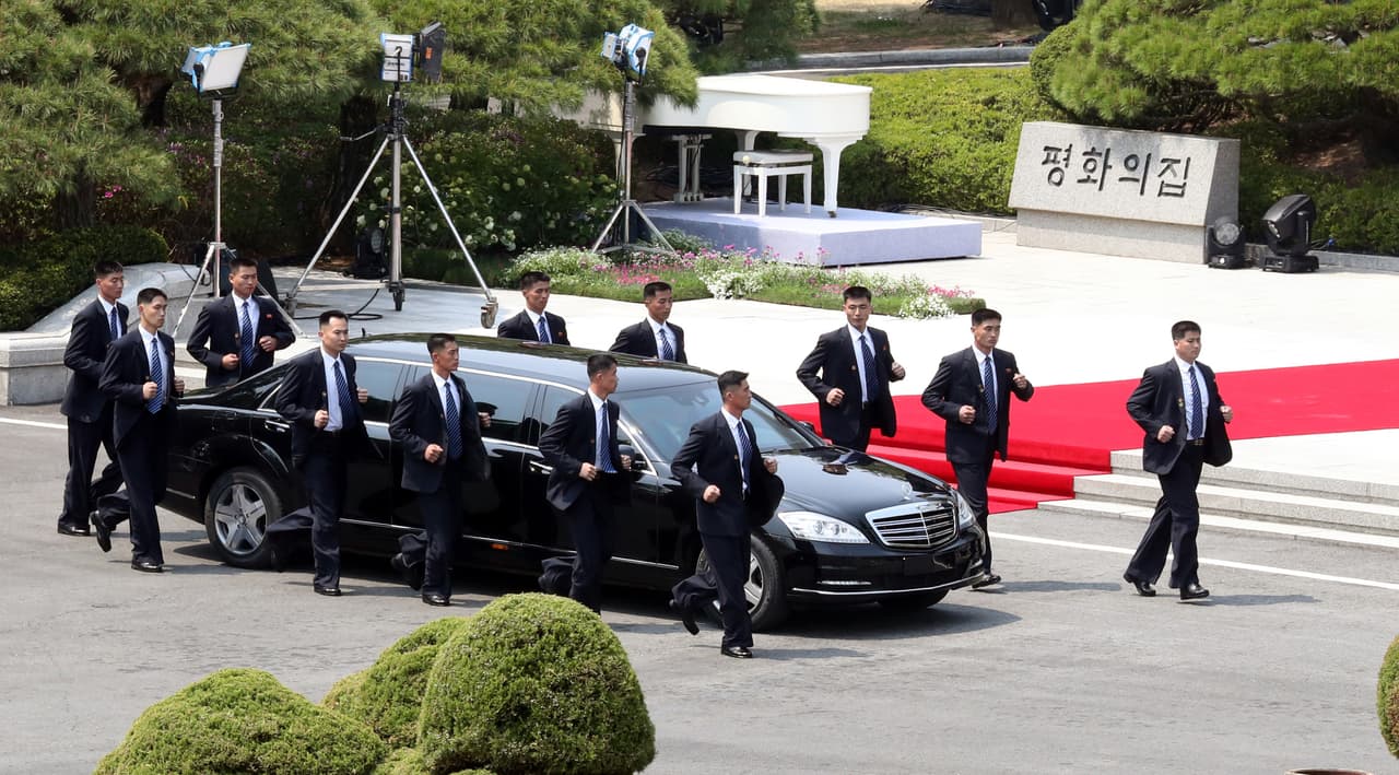 Por su parte, el contrincante del presidente de Estados Unidos en la competencia por el botón nuclear más grande, el dictador norcoreano Kim Jong Un tiene un vehículo que sin ser una máquina ordinaria, es mucho más convencional que 'La Bestia'. Se trata de un 
<b>Mercedes-Benz S 600 Guard Pullman</b> de la generación anterior (W221), fabricado por Mercedes-Benz en una línea dedicada a ese modelo en su planta en Sindelfingen, Alemania. Extraña que aunque este vehículo fue entregado en diciembre de 2015, sea un modelo que dejó de ser fabricado en 2013, lo cual puede explicarse por las múltiples modificaciones que fueron necesarias para cumplir con las exigencias de seguridad del régimen. Al momento de la recepción del vehículo ya Mercedes-Benz lo había reemplazado por un 
<b><a href="https://www.univision.com/noticias/mercedes-maybach/mercedes-maybach-s600-guard-el-auto-para-los-que-no-la-deben-pero-si-la-temen" target="_blank">nuevo modelo</a></b>.
<br>
<br>A diferencia de la limusina presidencial estadounidense que es única en el mundo, el carro del autócrata norcoreano es un modelo que pudo haber sido adquirido por cualquiera con los bienes suficientes. De hecho fue el vehículo oficial para los dignatarios alemanes, rusos, indios, algunos miembros de las distintas casas reales europeas y de más de un dictador tercermundista.