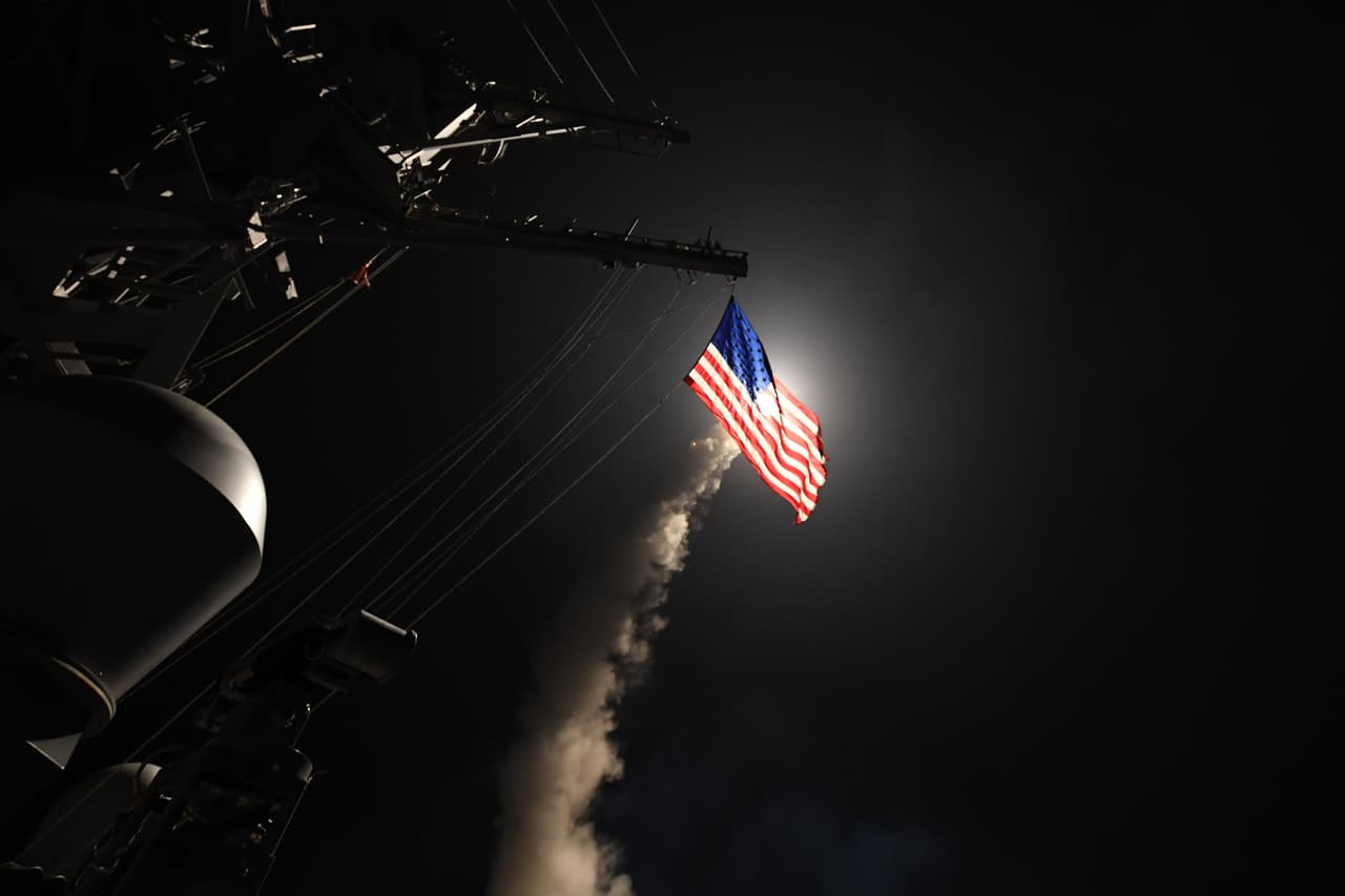 <b><a href="http://www.vanguardia.com.mx/articulo/corea-del-norte-insiste-que-desarrollar-armas-nucleares-es-la-decision-correcta">Las amenazas de Corea del Norte</a></b> hacia Estados Unidos se incrementaron una vez el presidente Donald Trump 
<b><a href="http://www.univision.com/noticias/politica/trump-lanza-un-ataque-aereo-contra-siria">decidiera atacar una base militar en Siria</a></b> tras presenciar los devastadores atentados 
<b><a href="http://www.univision.com/noticias/guerra-en-siria/los-sobrevivientes-del-horror-que-dejo-el-ataque-quimico-en-siria-fotos-fotos">perpetuados con armas químicas</a> </b>a la población siria de Khan Sheikhoun, ataques que se atribuyeron al gobierno de Bashar al Asad.