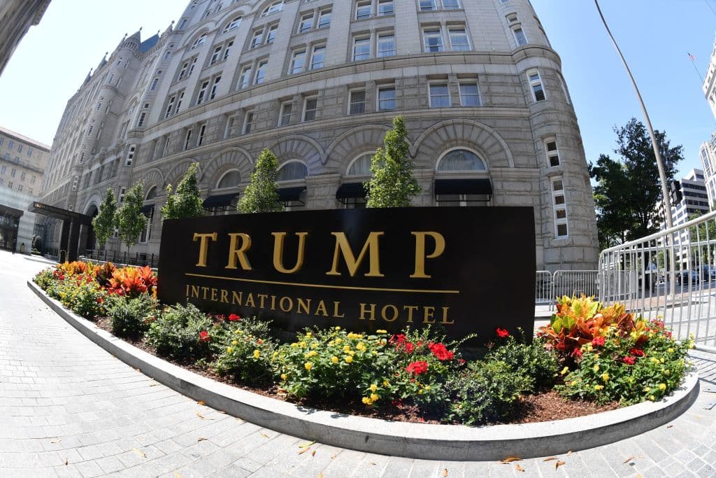 Juez rechaza solicitud de Trump para detener una demanda por violar la Constitución al hacer negocios con gobiernos extranjeros