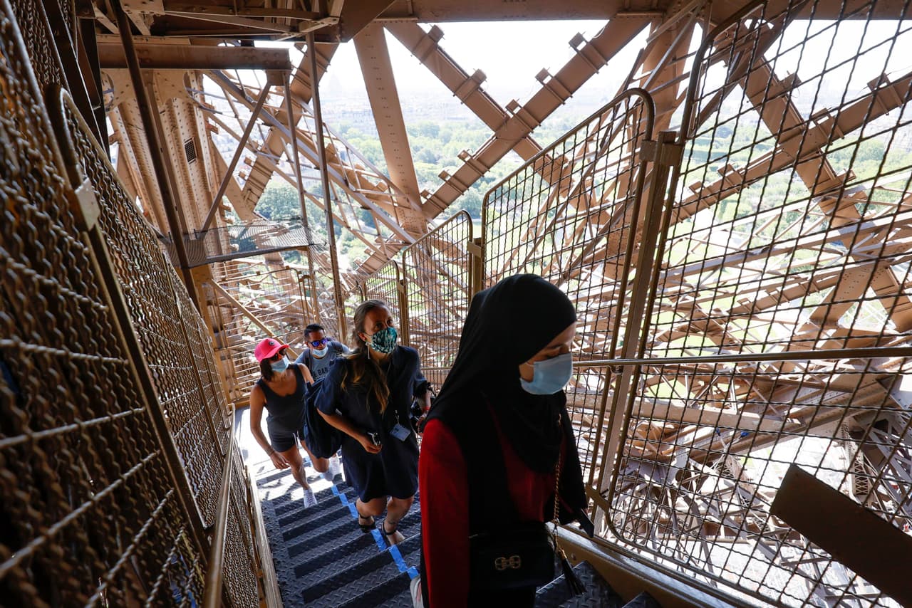 Durante los ocho primeros días de apertura, los visitantes pueden llegar únicamente hasta el segundo piso -de los tres- del monumento, a condición de subir a pie los 674 escalones.