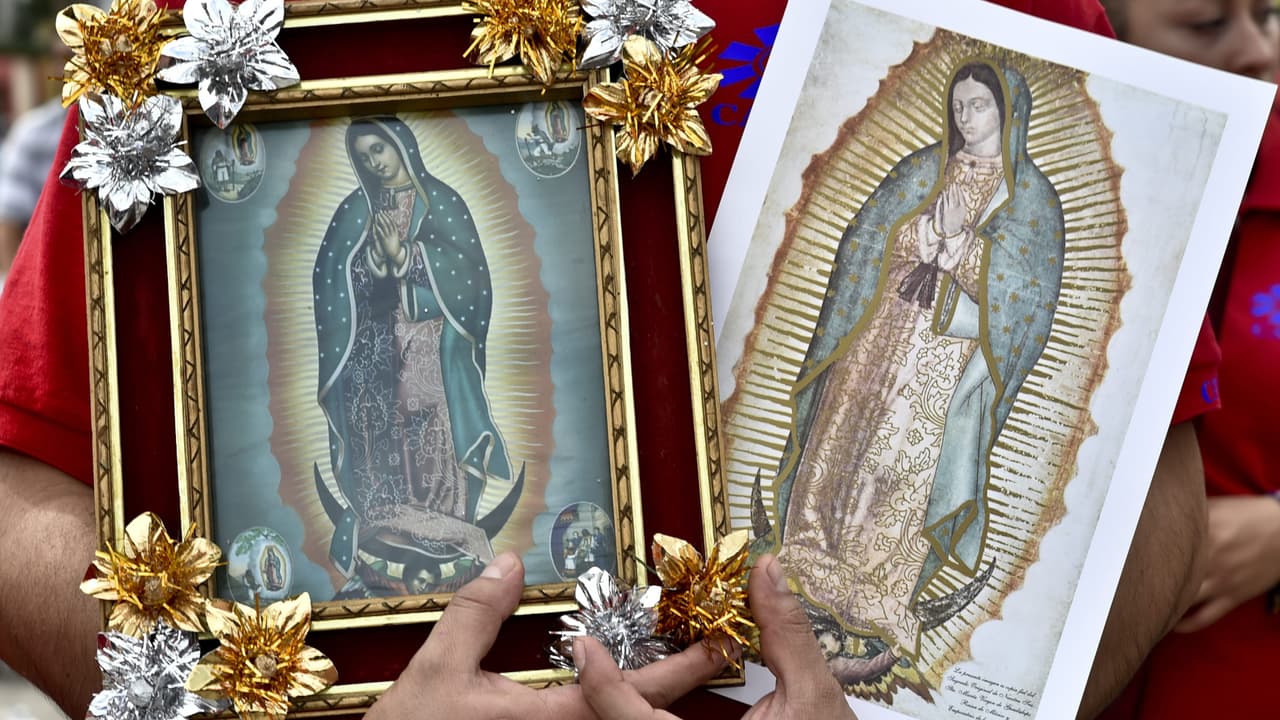 Cada 12 de diciembre se celebra el día de la Virgen de Guadalupe en muchos países de América Latina, sobre todo en México. Sin embargo, la imagen de ‘La Morenita’ causa misterio como la posición de las manos, sus ojos, la luna y la tilma. El sacerdote Ezequiel Sánchez, rector del santuario en Des Plaines, explica el significado de cada símbolo de la imagen.