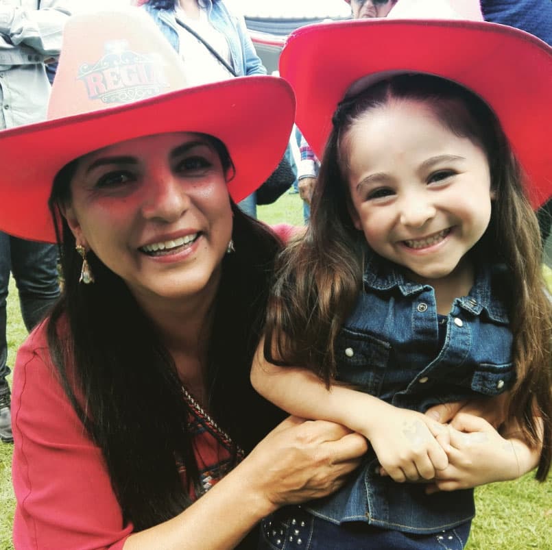 <b><a href="http://www.univision.com/novelas/la-doble-vida-de-estela-carrillo/zaide-silvia-gutierrez-es-chayo-hinojosa-en-la-doble-vida-de-estela-carrillo">Zaide Silvia Gutiérrez</a></b> es otra de las actrices con la que convivió durante los meses de grabaciones, pues 
<b><a href="http://www.univision.com/novelas/la-doble-vida-de-estela-carrillo/zaide-silvia-gutierrez-es-chayo-hinojosa-en-la-doble-vida-de-estela-carrillo">'Chayo'</a></b> es quien la cuida en la telenovela.