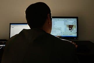 Los funcionarios encargados de hacer cumplir la ley se hicieron pasar por jóvenes de 13 y 16 años en varios sitios de redes sociales en línea.