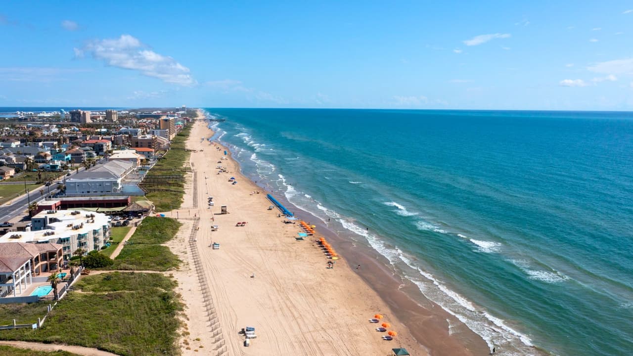 <h3 class="cms-H3-H3">¿Por qué fue elegida la mejor? </h3>
<br>El ranking destacó sus amplias playas, su vida silvestre protegida, las actividades familiares y su oferta gastronómica como puntos clave. También fue reconocida en los 
<i>Texas Travel Awards</i> con menciones como “Mejores vistas de playa” y “Mejor festival gastronómico” por su evento
<i> Tacos y Tequila</i>. Aquí puedes 
<b>surfear, andar a caballo junto al mar, tomar un tour pirata con show incluido, liberar tortugas o simplemente descansar bajo una palapa con una michelada o piña colada en la mano.</b>
