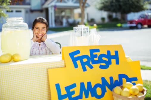 <b>Legales los puestos de limonada sin licencia de niños: </b>El representante de Texas, Matt Krause, patrocinó la ley que permite a los menores vender limonada u otras bebidas no alcohólicas en propiedad privada sin tener que preocuparse de que las autoridades, incluidos los departamentos de salud pública, hagan cumplir las leyes que prohíben o regulan la venta de las bebidas.