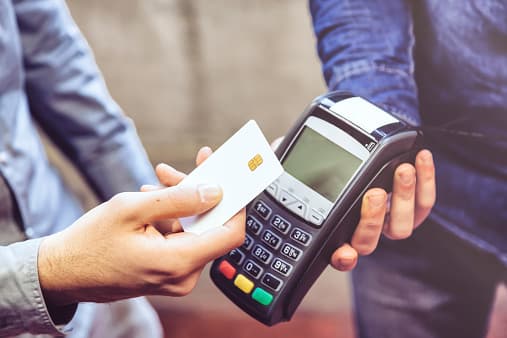 La experta aconsejó ahorrar dinero que sobra de los gastos mensuales y con ese dinero pagar vacaciones o cualquier gusto extra, en vez de cargarlo nuevamente a una tarjeta.