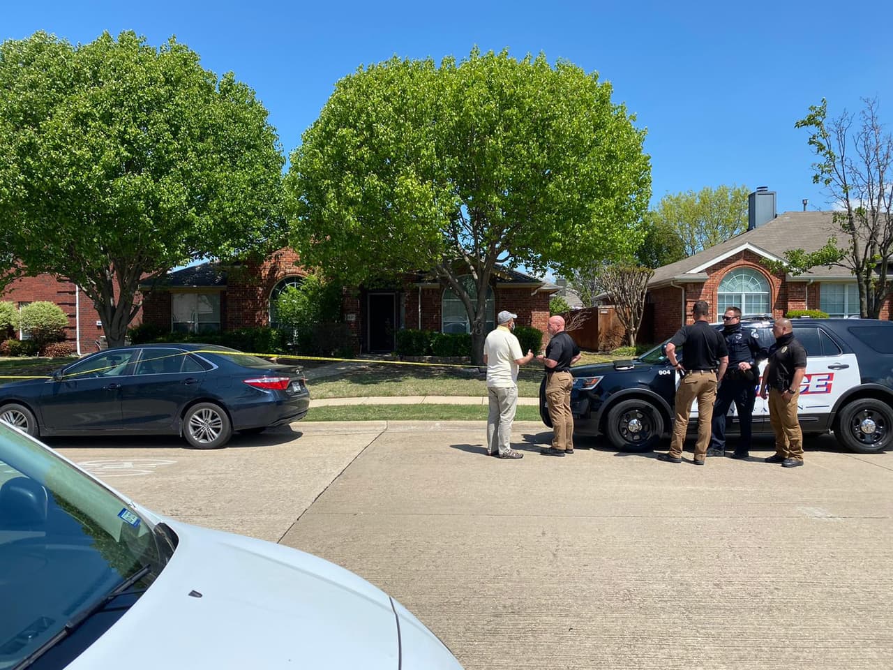 <a href="https://www.univision.com/local/dallas-kuvn/lo-que-se-sabe-del-caso-de-un-supuesto-homicidio-suicidio-que-deja-a-seis-personas-muertas-en-allen-texas-video">Por más de 15 horas la casa donde ocurrió la tragedia</a> estuvo acordonada hasta que el Médico Forense retiró los cadáveres. 
<br>