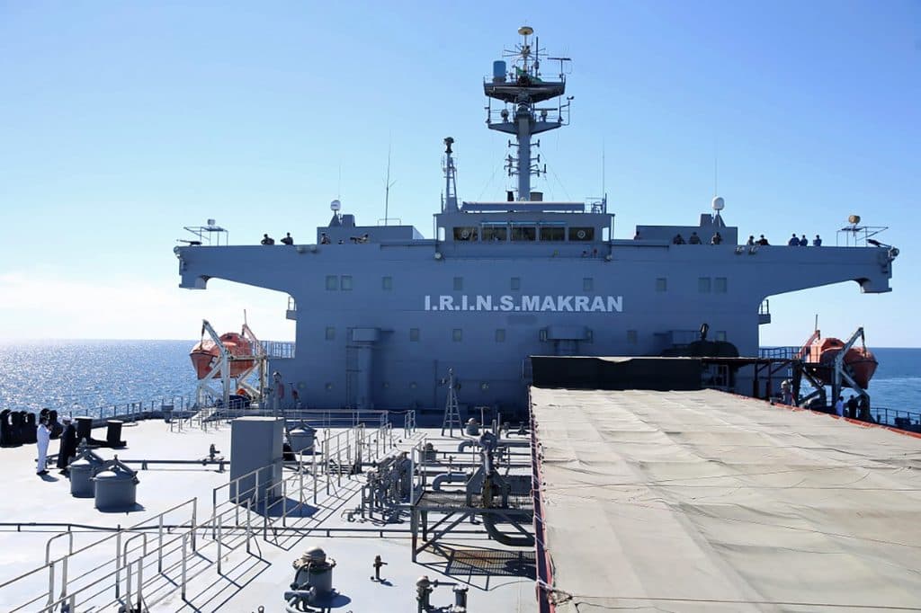 El Makran, un petrolero reconvertido de 755 pies de largo, es el buque de guerra más nuevo y más grande de la Armada iraní, con una gran cubierta de vuelo, diseñado para ser una base marítima móvil para pequeñas embarcaciones y aviones capaces de operar en cualquier parte del mundo.
