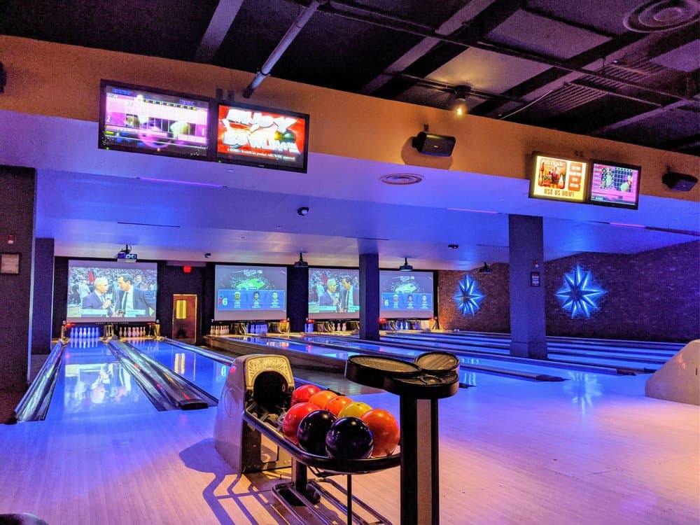 <b>Lucky Strike – Philadelphia</b>
<br>Dirección: 1336 Chestnut St Philadelphia, PA 19107
<br>Teléfono: (215) 344-7260
<br>Sitio web: 
<a href="https://www.luckystrikeent.com">https://www.luckystrikeent.com</a> 
<br>
<b><a href="https://www.yelp.com/map/lucky-strike-philadelphia-philadelphia-4">Cómo llegar</a></b>
<br>
<br>Salón de juegos con restaurante, bar, pista de bolos, laser tag, máquinas de videojuegos y mucho más.