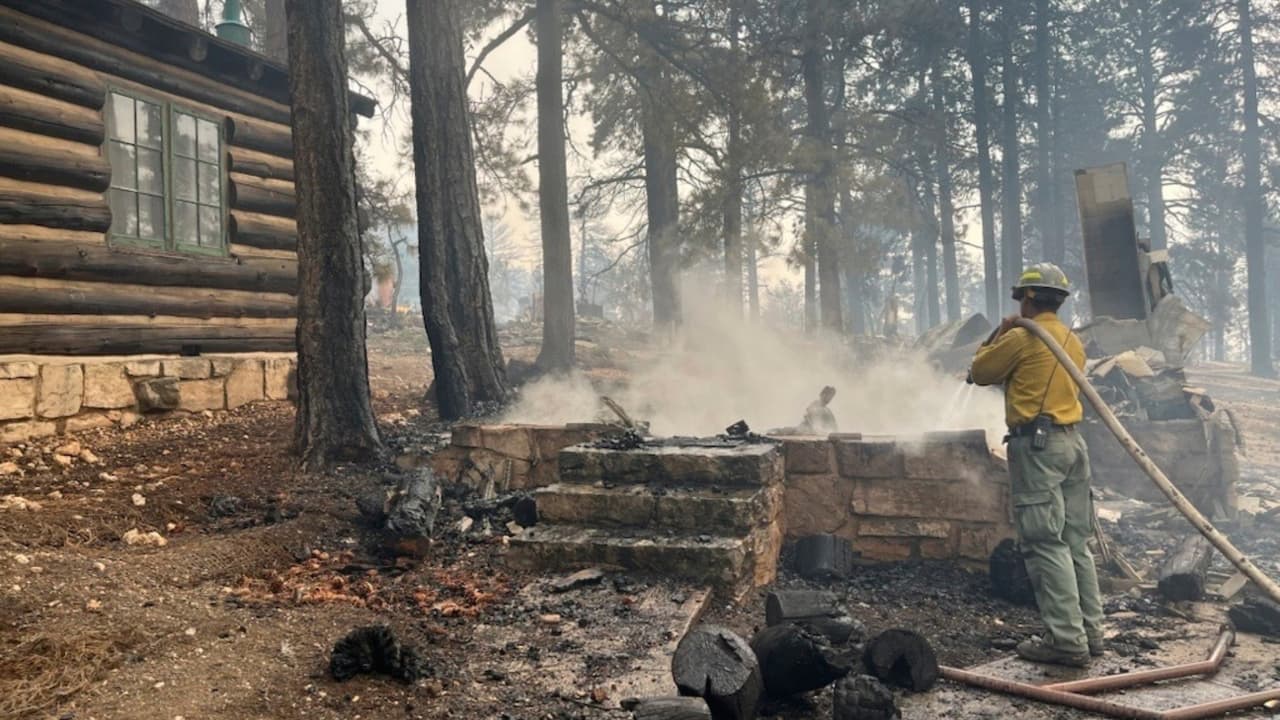 Albergue histórico del Gran Cañón destruido por incendio forestal junto a otras estructuras