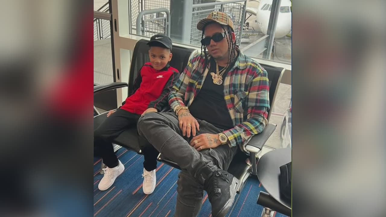 <b>Un niño muere tras ser baleado por presuntos delincuentes en República Dominicana: estaba de vacaciones</b>
<br>
<br>El pequeño Gioser, de 9 años, viajaba de EEUU a República Dominicana con sus padres para pasar unos días de vacaciones, pero minutos después de aterrizar su vida se apagó. Según se informó, los familiares acababan de salir del aeropuerto cuando se dieron cuenta de que eran perseguidos y posteriormente el menor recibió un disparo en la cabeza. "Él estaba feliz y contento", comentó la madre del niño. Ahora, los padres están exigiendo justicia.