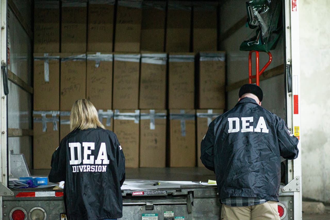 Policía que trabajó con la DEA es acusado de robar droga y dinero a narcotraficantes en Florida