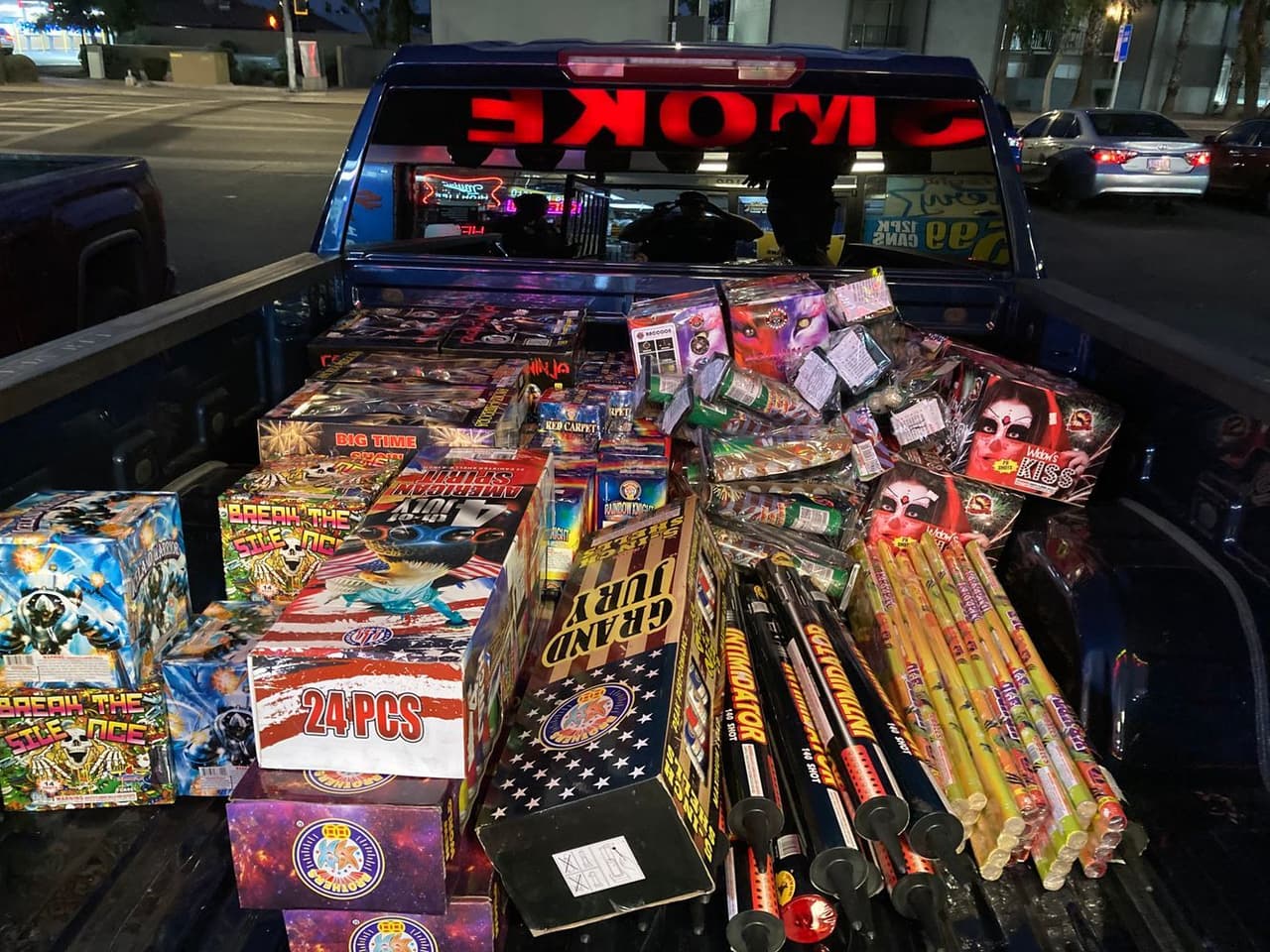 Un operativo en varias agencias llevó al decomiso de cientos de 
<b>fuegos artificiales ilegales</b> en diferentes puntos de la ciudad de Glendale.