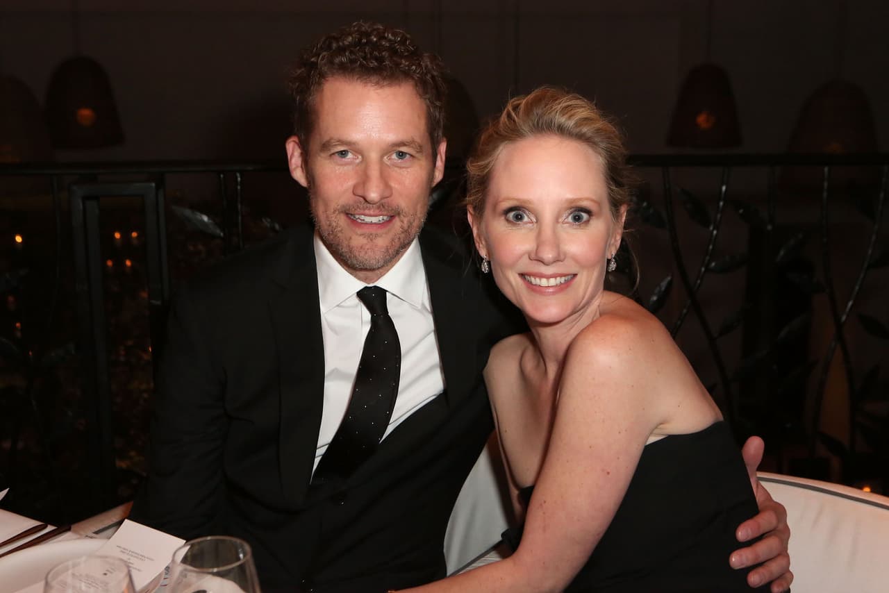 En la foto, la actriz junto a su entonces pareja, el actor James Tupper, padre de uno de sus hijos, Atlas, de 13 años. 
<br>
<br>En sus redes sociales, Tupper publicó un mensaje sobre Heche cuando se supo que 
<a href="https://www.univision.com/noticias/estados-unidos/familia-de-anne-heche-dice-que-la-actriz-sufrio-muerte-cerebral-pero-con-soporte-vital">el corazón de la actriz se mantenía latiendo</a> para preservar sus órganos para donación pero tenía muerte cerebral. "Te amaré para siempre", escribió.