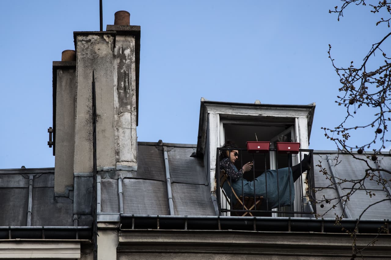 Una mujer en su pequeño en París. En Francia están prohibidas las salidas de casa menos las actividades esenciales. Desde el inicio del aislamiento en Francia, como en Italia y España, han surgido 'iniciativas de balcón'.
<br>