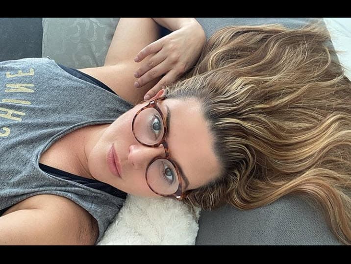 La ex Miss Universo cree que se le puede tachar de todo, pero no de "mala madre", pues siempre 
<b><a href="https://www.univision.com/entretenimiento/celebridades/el-album-de-fotos-que-muestra-que-alicia-machado-y-su-hija-son-inseparables-fotos#fbf3f85c0000" target="_blank">busca que su hija sea "una gran mujer, una chavita culta, preparada</a></b>, con sentimientos, con amor por los demás”.