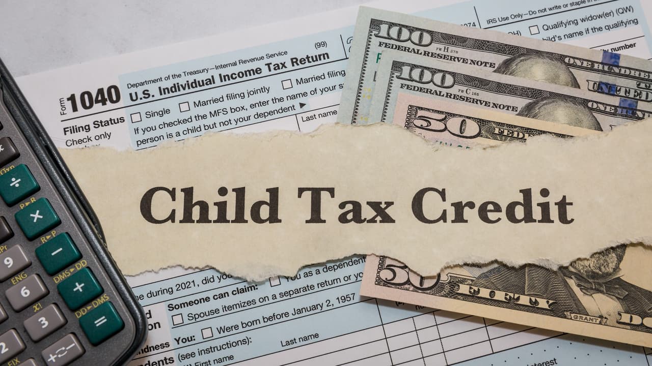El 
<b><a href="https://www.irs.gov/es/credits-deductions/individuals/child-tax-credit" target="_blank">Crédito Tributario por Hijos (CTC)</a></b> es un beneficio fiscal que ayuda a las familias con hijos calificados a 
<b>reducir su carga tributaria o recibir un reembolso</b>. 
<br>
<br>Aquí te explicamos cómo reclamarlo correctamente en seis pasos.