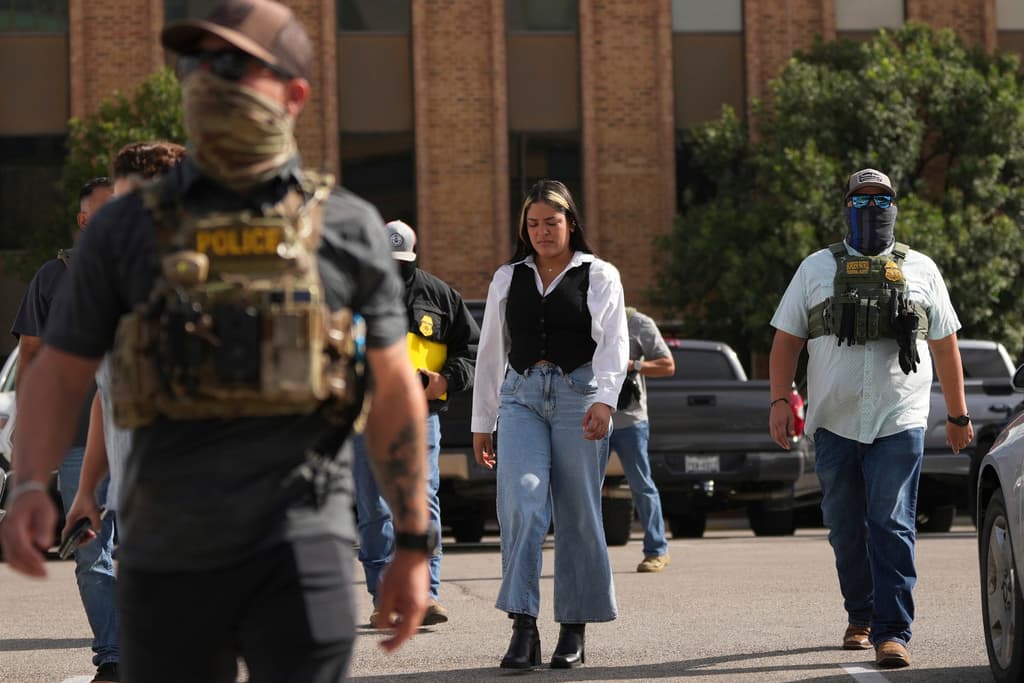 Las 
<b>caras de desesperanza y tristeza afuera de esta corte de inmigración en San Antonio</b> son parte del panorama casi diario.