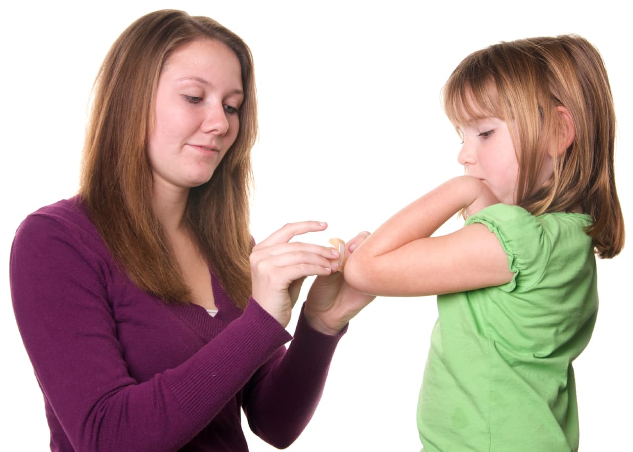 Caídas. Frecuentes entre los niños, especialmente cuando empiezan a deambular, pueden resultar en fracturas cerca de la muñeca o en el codo.