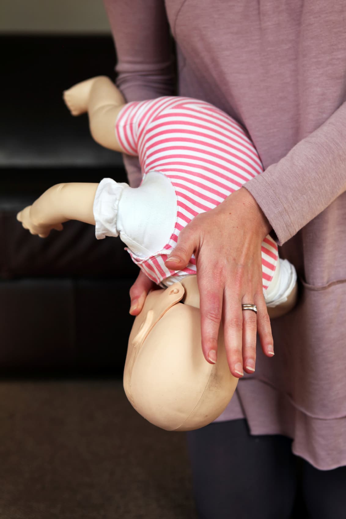 ¿Qué debes hacer? Coloca a tu niño sobre tu muslo boca abajo, mirando hacia tu rodilla. Usando la palma de tu mano, dale golpes ascendentes en la espalda.