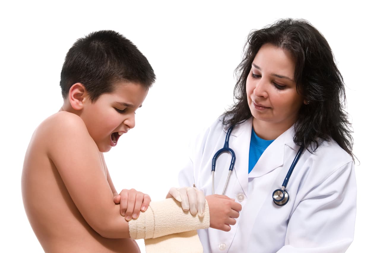 ¿Qué puedes hacer? Si se ha lastimado un brazo, colócale un cabestrillo y, en caso de que el problema sea la pierna, evita que la apoye. Mientras esperan al médico, aplícale hielo y/o dale algún analgésico no esteroideo.