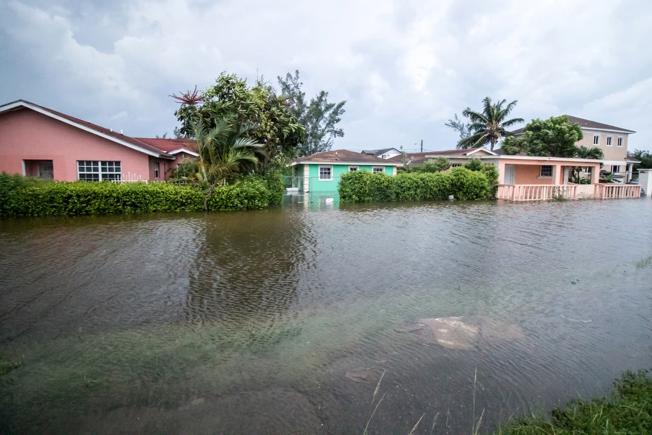 Una calle inundada en Nassau, Bahamas, debido al castigo del huracán Dorian. El huracán dejó calles anegadas y arrancó tejados y árboles en las Bahamas. El ministerio de Turismo anunció que las operaciones de rescate habían empezado ahí donde se podía intervenir.