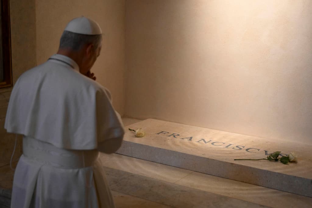 <h3 class="cms-H3-H3">Una sorpresiva visita para honrar a Francisco</h3>
<br>
<br>De las varias actividades de su primer sábado como papa, destaca el que León XIV haya hecho una sorpresiva visita a la basílica de Santa María la Mayor en Roma para rendir honores a su predecesor (y mentor), Francisco.
<br>
<br>
