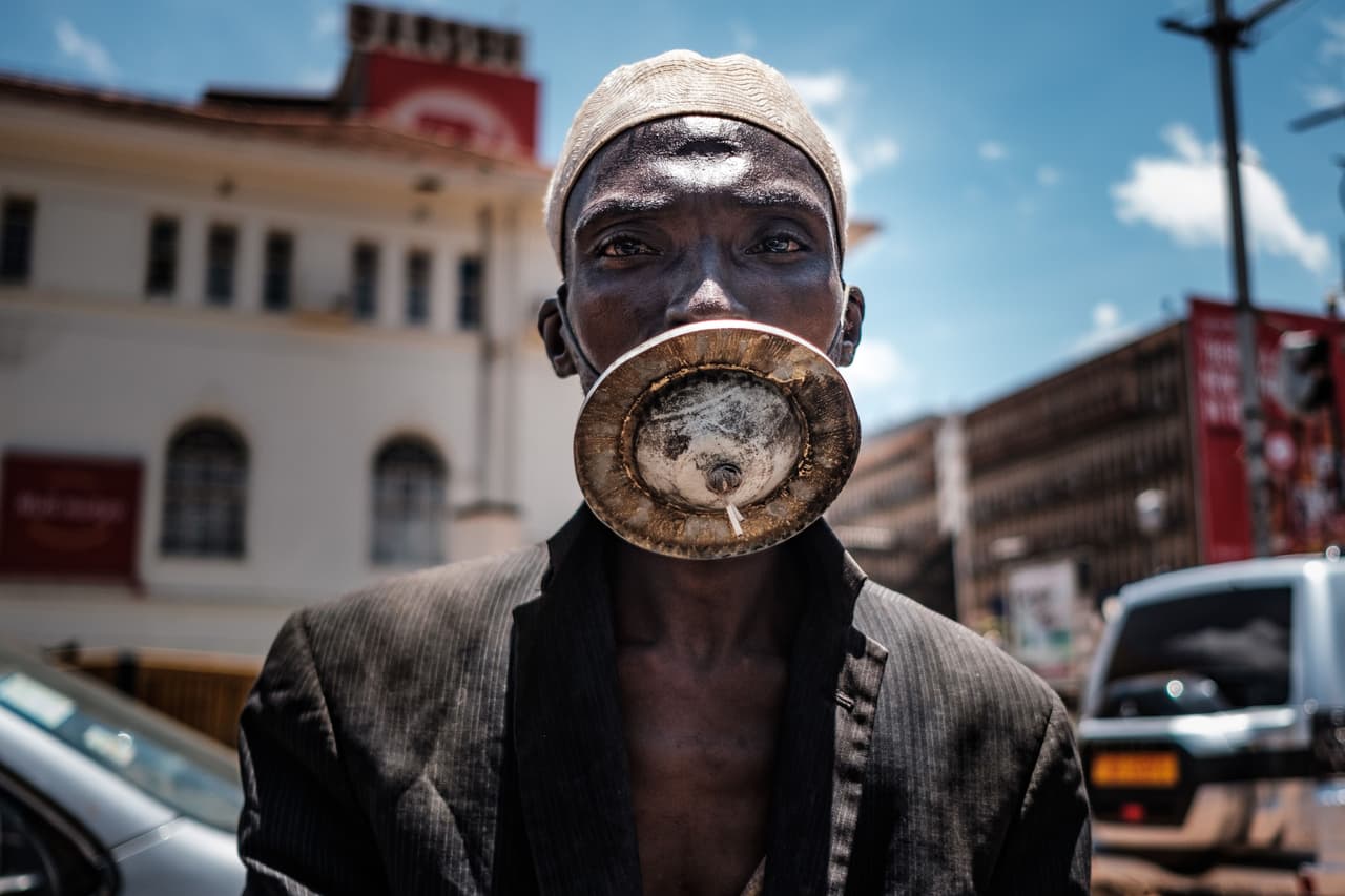 La curiosa máscara con materiales naturales de un hombre en Kampala, Uganda. 1 de abril.