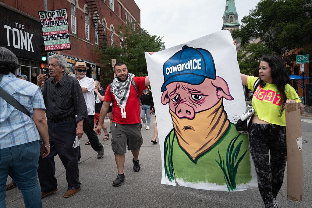 Los organizadores afirmaron que esta marcha fue planeada antes de las recientes redadas de ICE en Los Ángeles. El objetivo inicial era mostrar su apoyo y exigir 
<b>que se respeten los derechos de los inmigrantes</b>, especialmente después de 
<b><a href="https://www.univision.com/local/chicago-wgbo/cronologia-del-caotico-dia-que-se-vivio-por-los-arrestos-de-ice-en-chicago-tenian-armas-video" target="_blank">lo ocurrido el pasado miércoles 4 de junio, en el vecindario de South Loop</a></b>.
