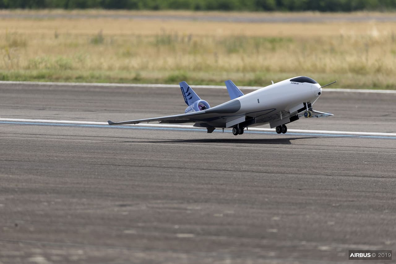 El momento del despegue del avión de pruebas ‘Maveric’ en Toulouse, al sur de Francia, donde la compañía tiene una de sus principales sedes. También tiene plantas y oficinas en Alemania, España y Estados Unidos, y Países Bajos, donde está su sede principal.