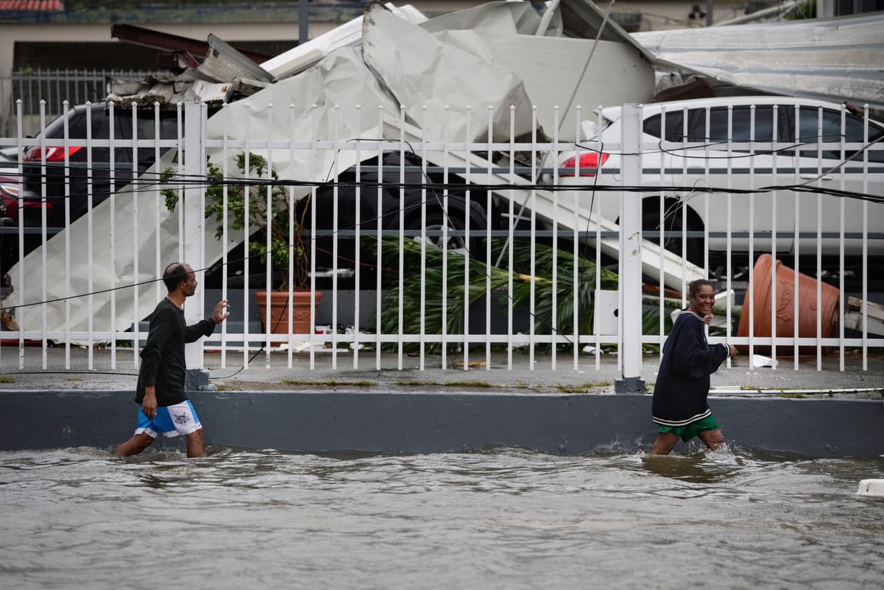 Las imágenes muestran calles inundadas, algunas de ellas con automóviles flotando a la deriva, y los residentes que llamaban a las radios locales durante la tormenta describían desastres desde todos los rincones de la isla.