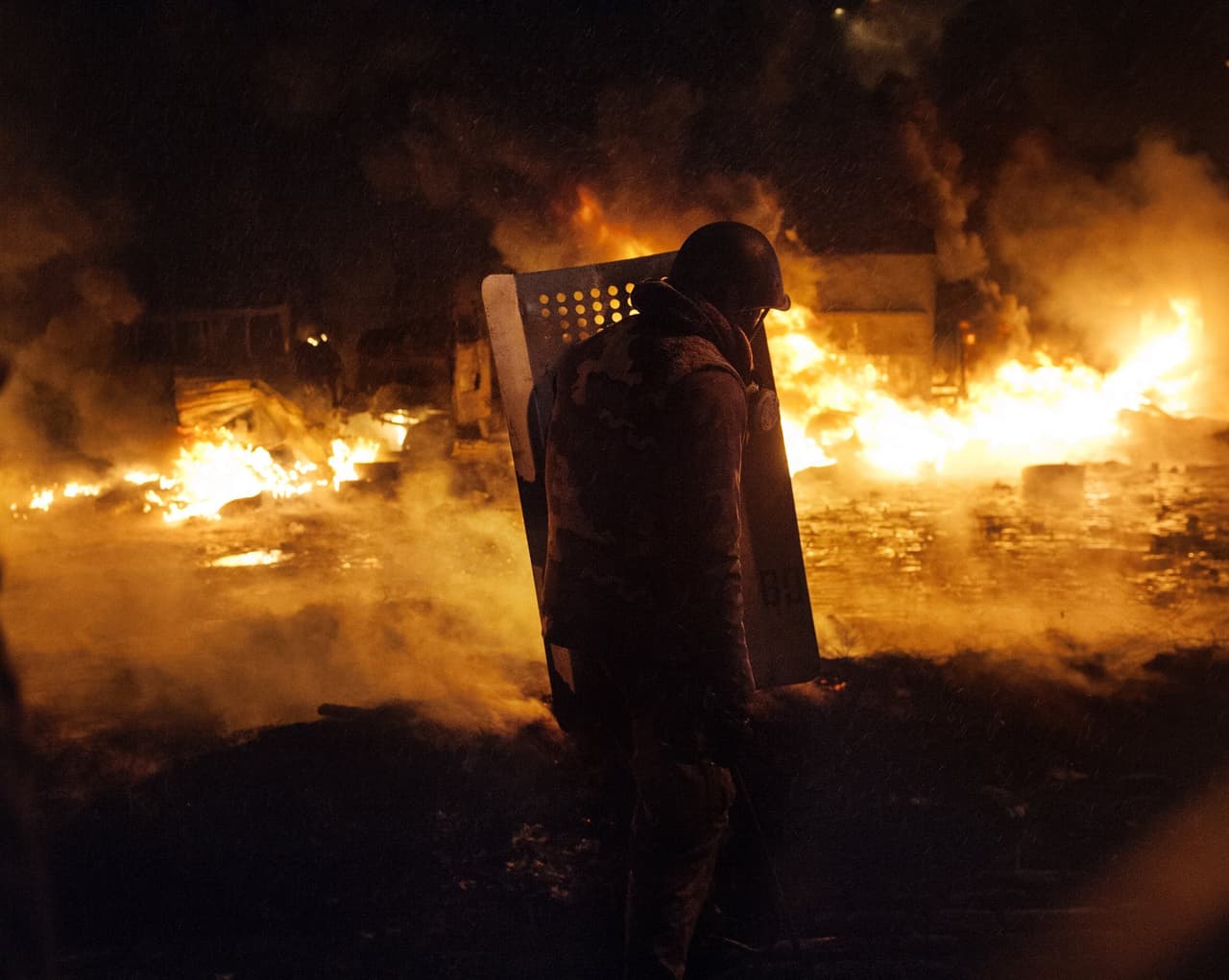 Esto aumentó las tensiones entre el este y el oeste del país. En marzo de 2014, las fuerzas respaldadas por el Kremlin ocuparon la Península de Crimea. El territorio votó para unirse a Rusia en un referendo que Ucrania declaró inconstitucional. Un mes después, los separatistas de las regiones orientales de Donetsk y Luhansk tomaron edificios gubernamentales y establecieron repúblicas populares autoproclamadas, un estatus no reconocido por la mayoría de la comunidad internacional.
<br>
<br>Los enfrentamientos entre el gobierno y las fuerzas separatistas provocaron numerosas bajas en ambos bandos. Rusia realizó una serie de ejercicios militares cerca de la frontera con Ucrania, mientras que Kiev y los funcionarios de la OTAN acusaron a Moscú de armar a los rebeldes e invadir el territorio de Ucrania, lo que Rusia negó. Los enfrentamientos entre el Ejército ucraniano y los separatistas continuaron hasta un tenue alto el fuego en febrero de 2015. En la imagen, una pared de fuego que fue construida por los manifestantes como defensa de los ataques de las fuerzas de seguridad.