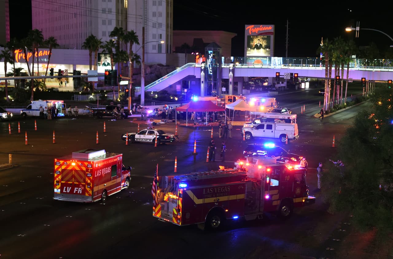 Decenas de carros de bomberos y ambulancias llegaron al lugar de la masacre.