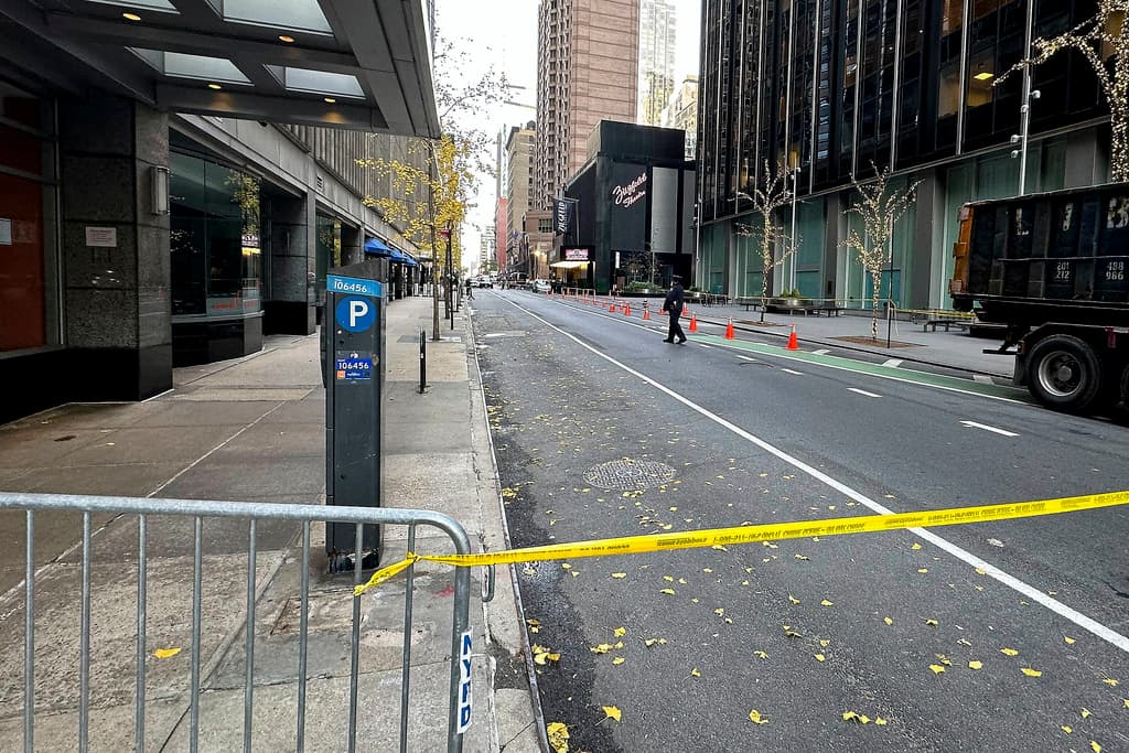 Thompson 
<a href="https://www.univision.com/noticias/estados-unidos/matan-a-tiros-a-brian-thompson-director-ejecutivo-united-healthcare-hotel-de-nueva-york" target="_blank">lideraba la mayor aseguradora de salud de Estados Unidos</a>, proveedora 
<b>principal de planes Medicare Advantage y gestora de cobertura de seguros médicos para empleadores y </b>
<a href="https://www.univision.com/local/orlando-wven/futuro-de-medicaid-tras-triunfo-electoral-de-trump-preocupa-a-millones-de-familias-video" target="_blank">programas de Medicaid </a>con financiamiento estatal y federal.