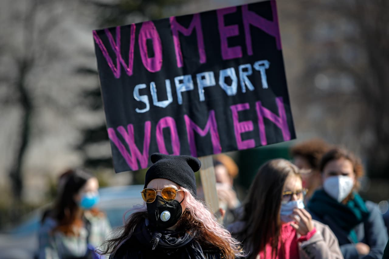 <b>“Las mujeres apoyan a las mujeres”</b>, uno de los mensajes que llevaron a la manifestación en Bucarest, Rumania.