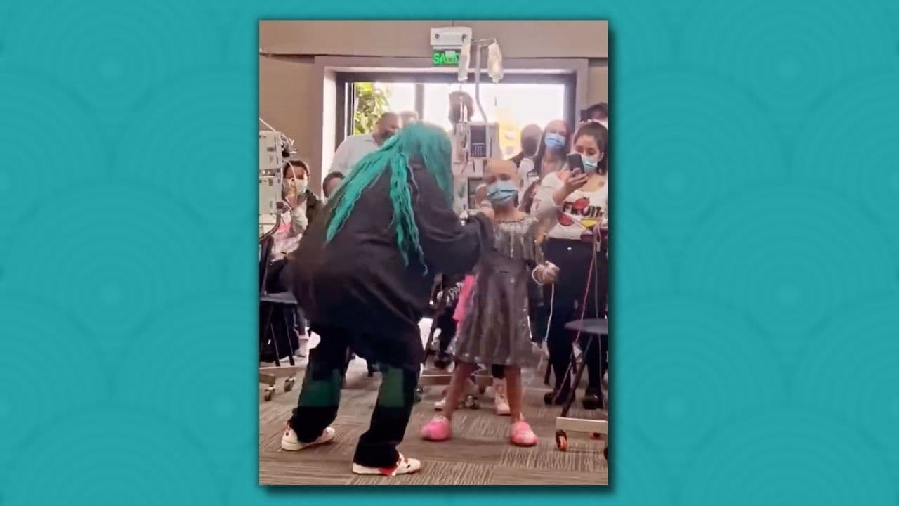 La sorprendente visita de Karol G, en un hospital de Bogotá, Colombia, duró aproximadamente dos horas. La ‘Bichota’ compartió un tierno momento con los niños que luchan contra el cáncer. La cantante colombiana, 
<a href="https://twitter.com/isjairita/status/1528470632714883072?ref_src=twsrc%5Etfw%7Ctwcamp%5Etweetembed%7Ctwterm%5E1528470632714883072%7Ctwgr%5E%7Ctwcon%5Es1_&ref_url=https%3A%2F%2Fwww.lavozdemichoacan.com.mx%2Fentretenimiento%2Fmusica%2Fvideo-karol-g-sorprende-a-ninos-con-cancer-en-un-hospital-de-bogota-y-canta-para-ellos%2F" target="_blank">interpretó ‘El Makinon’ junto a una de las niñas. </a>