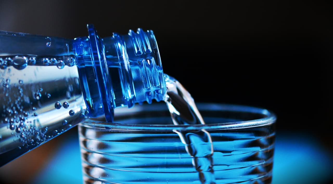 <b>Bebe agua antes de comer.</b> Es un truco para engañar al estómago que funciona: se estima que dos vasos de agua antes de comer harán que consumas entre 70 y 90 calorías menos. En lo que se refiere al agua –no así los refrescos– todo es salud, así que no dudes en beber al principio, durante o al final de la comida. Además, el cuerpo confunde a veces el hambre con la sed.